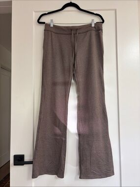 Vuori Drawstring Low Rise Yoga Pants in Taupe